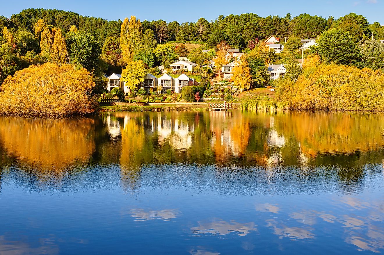 Scenic lakeside houses in the town of Daylesford, Victoria.