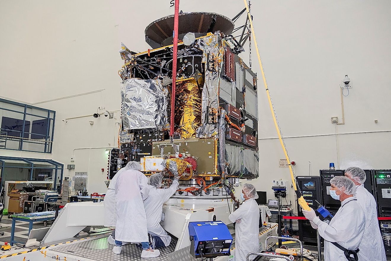 Scientists working on Psyche's thruster integration. By NASA - https://photojournal.jpl.nasa.gov/mission/Psyche, Public Domain