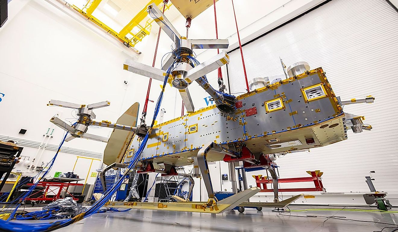 Dragonfly suspended by bungee cords during its ground vibration testing. By NASA/Johns Hopkins APL/Ed Whitman - https://science.nasa.gov/blogs/dragonfly/2026/07/09/nasas-dragonfly-clears-key-tests-as-titan-rotorcraft-takes-shape/, Public Domain, Wikimedia