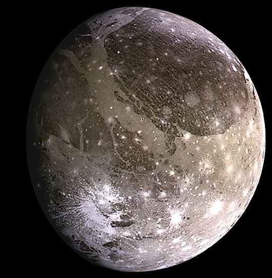 Natural color view of Ganymede from the Galileo spacecraft during its first encounter with the satellite. The brownish-gray color is due to mixtures of rocky materials and ice. (NASA/JPL/DLR, Public domain, via Wikimedia Commons)