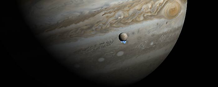 Hubble image showing apparent water plumes at the edge of Europa's disk