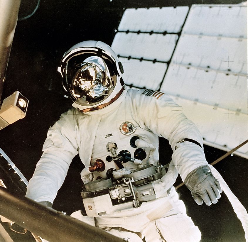 Astronaut Jack Lousma deploys the Twin Pole Sun Shield. 