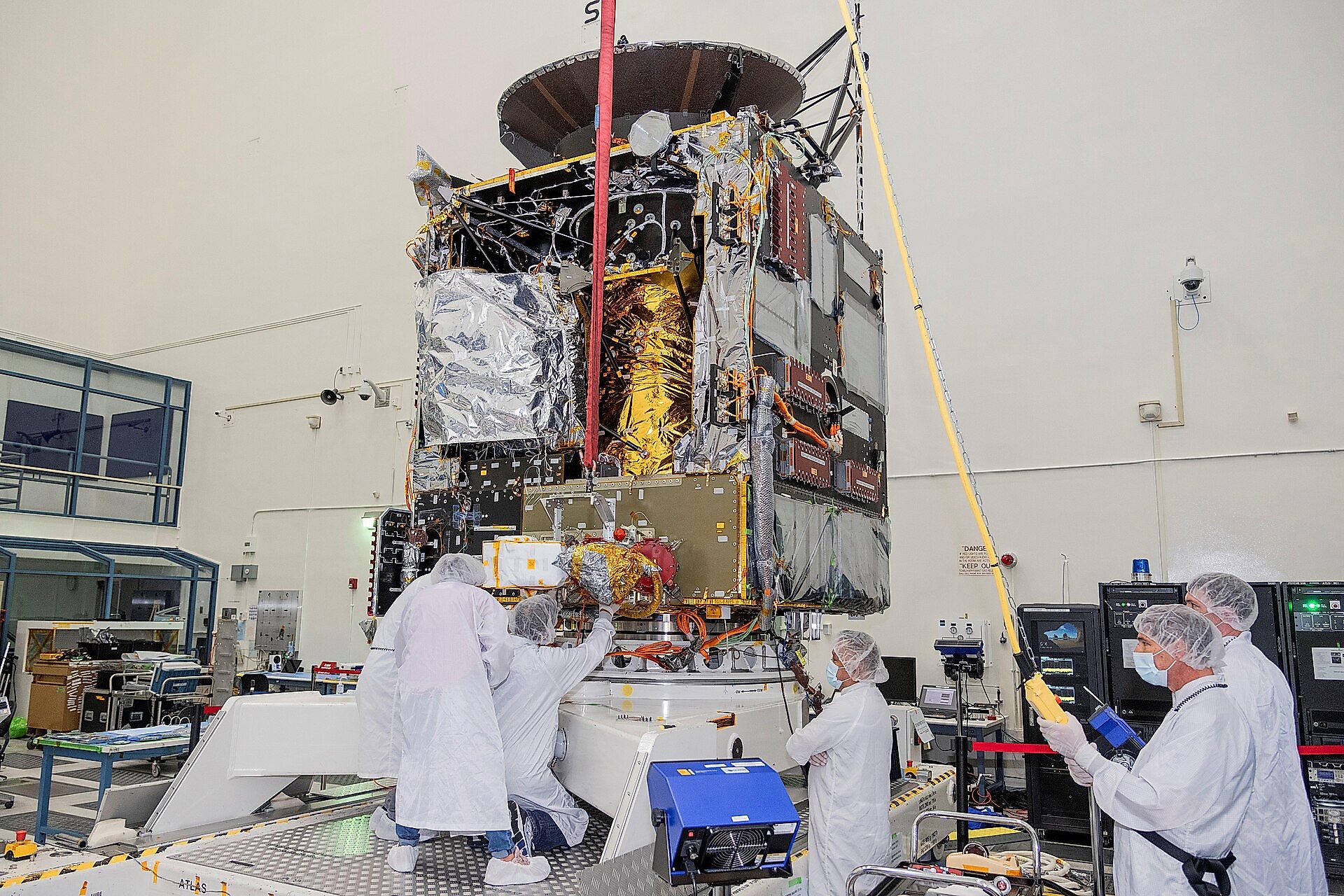 Scientists working on Psyche's thruster integration. By NASA - https://photojournal.jpl.nasa.gov/mission/Psyche, Public Domain